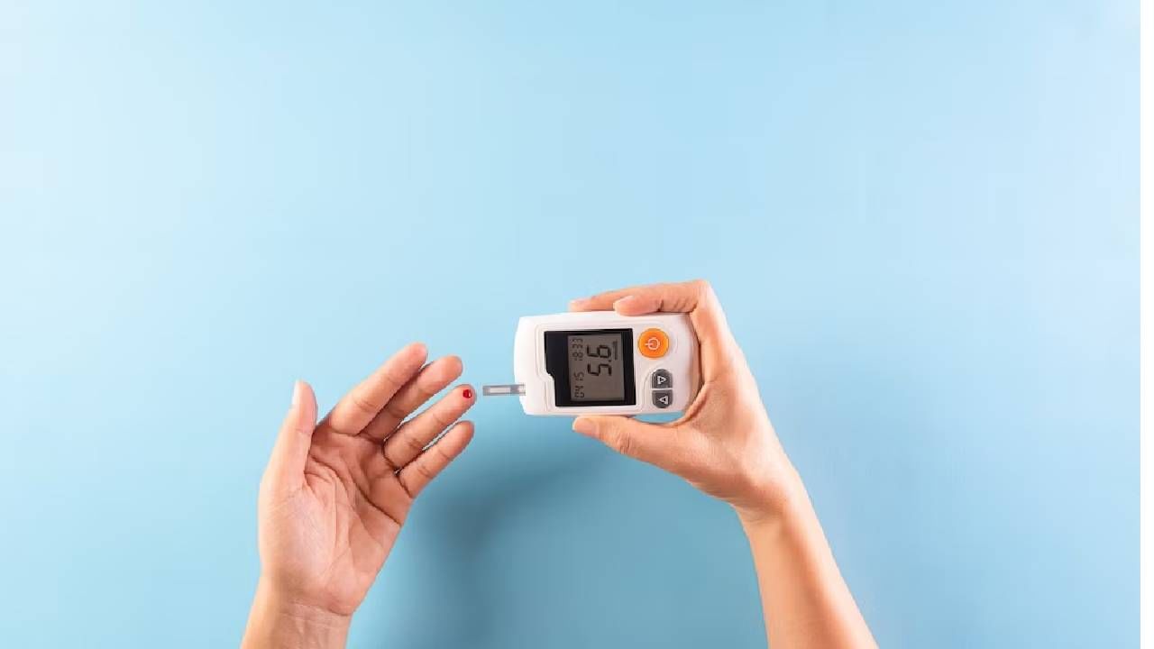 या 4 सवयींमुळे कमी होण्याऐवजी वाढू लागते तुमची ब्लड शुगर, तत्काळ बदला