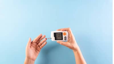 या 4 सवयींमुळे कमी होण्याऐवजी वाढू लागते तुमची ब्लड शुगर, तत्काळ बदला तुमच्या सवयी