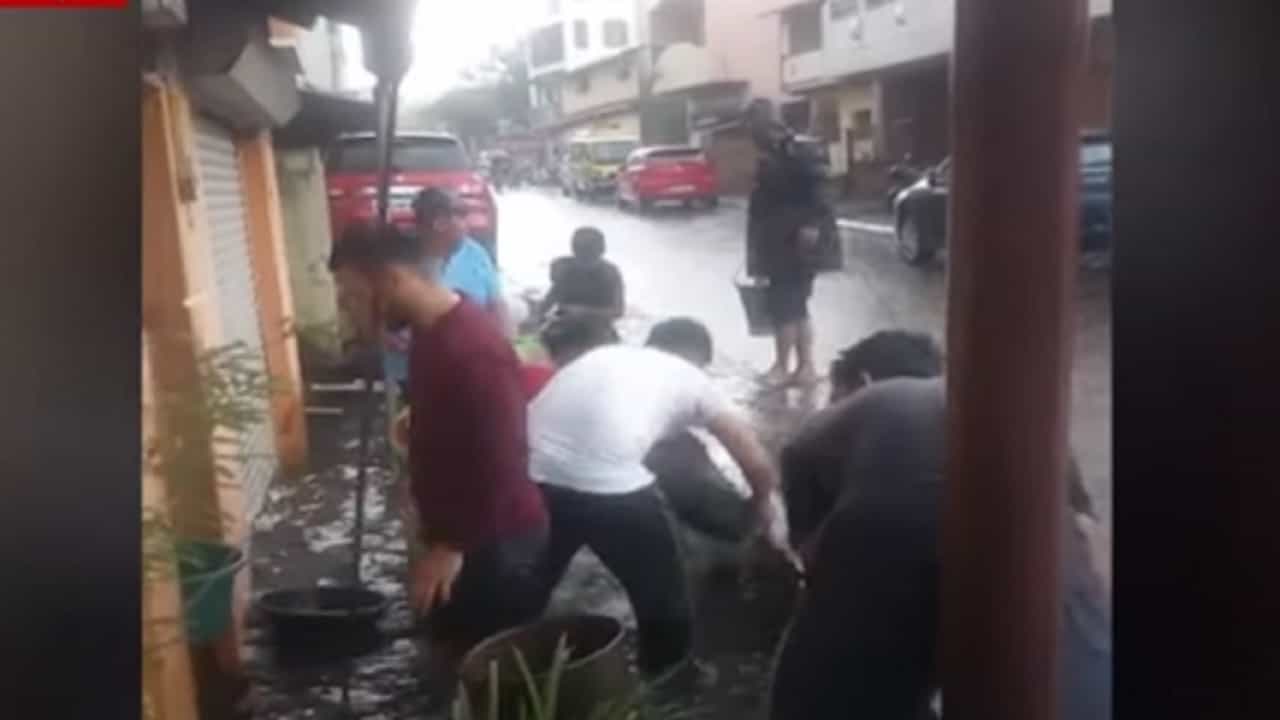 तासभर झालेल्या अवकाळी पावसामुळे गटारं तुंबली, घरांमध्ये शिरलं गटाराचं पाणी तासभर झालेल्या अवकाळी पावसामुळे गटारं तुंबली, घरांमध्ये शिरलं गटाराचं पाणी