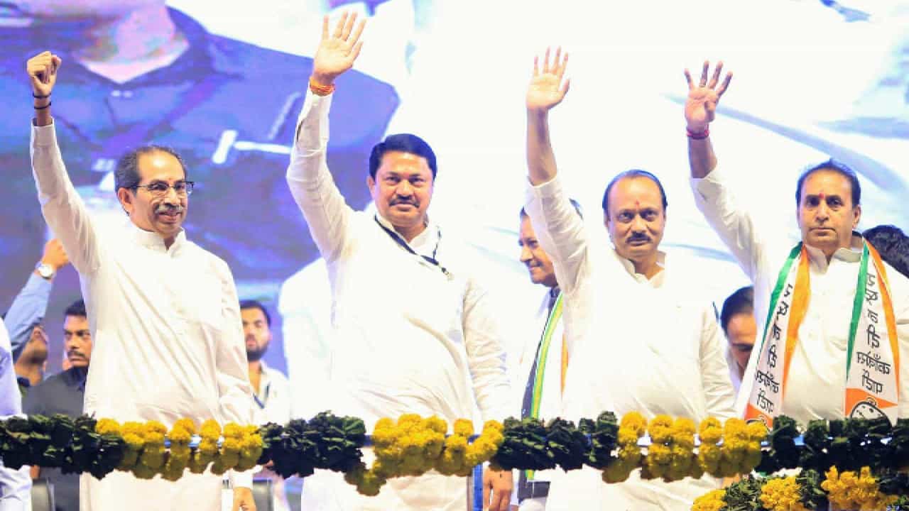 ही वज्रमूठ सभा नव्हे तर सफेद झूट बोलण्याची स्पर्धा!; भाजप नेत्याचा घणाघात ही वज्रमूठ सभा नव्हे तर सफेद झूट बोलण्याची स्पर्धा!; भाजप नेत्याचा घणाघात