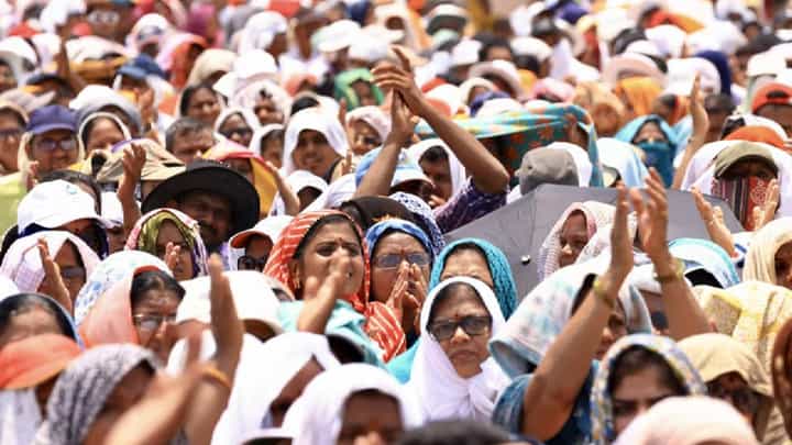 Special report | रखरखत्या उन्हात महाराष्ट्र भूषण पुरस्कार सोहळ्याचा अट्टहास का? १४ कोटी खर्च तरीही श्रीसेवकांची अबाळ Special report | रखरखत्या उन्हात महाराष्ट्र भूषण पुरस्कार सोहळ्याचा अट्टहास का? १४ कोटी खर्च तरीही श्रीसेवकांची अबाळ
