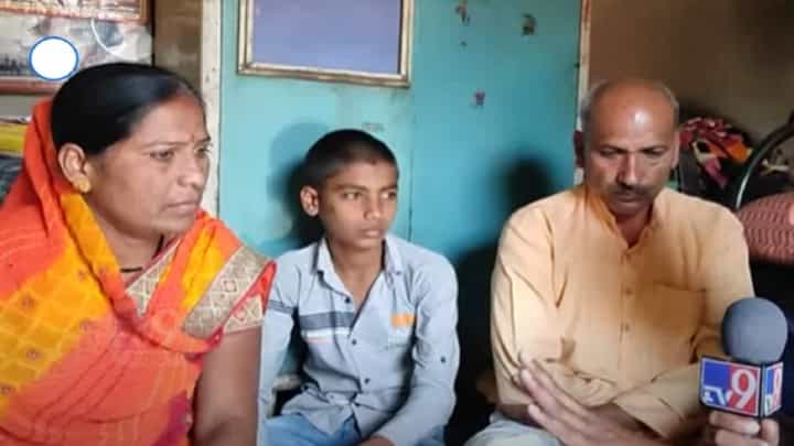 मुलांचं शिक्षण अन् घरखर्च भागवायचा कसा? शेतकरी हतबल, कुणी केली फसवणूक मुलांचं शिक्षण अन् घरखर्च भागवायचा कसा? शेतकरी हतबल, कुणी केली फसवणूक