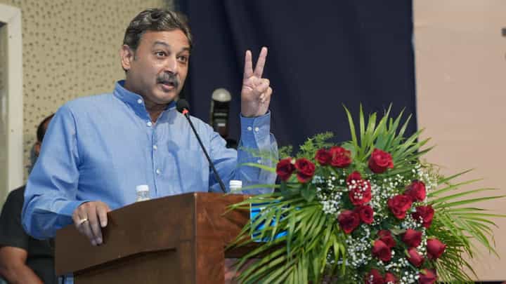 येत्या निवडणुकीत संभाजीराजेंशी हात मिळवणी करण्यासाठी 'हा' पक्ष तयार?; पाहा व्हीडिओ... येत्या निवडणुकीत संभाजीराजेंशी हात मिळवणी करण्यासाठी 'हा' पक्ष तयार?; पाहा व्हीडिओ...