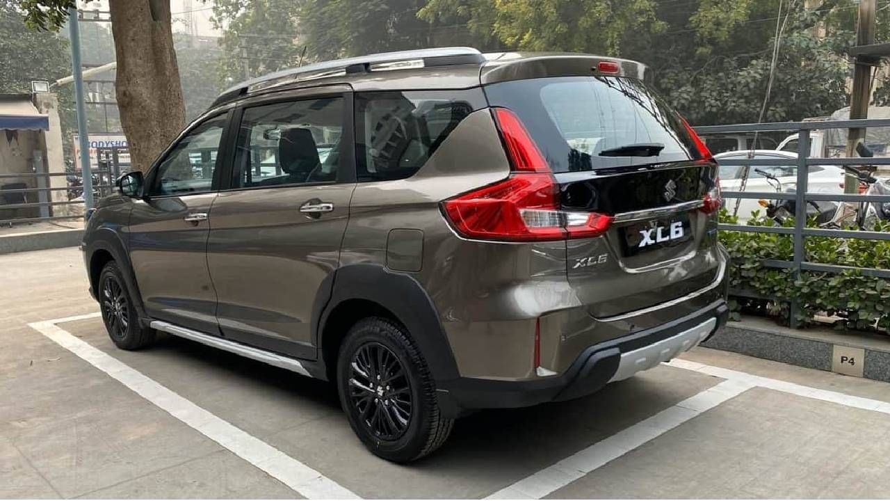 मारुती सुझुकी XL6-  मारुती सुझुकीच्या लोकप्रिय 6 सीटर SUV XL6 च्या डिलिव्हरीसाठी ग्राहकांना 14 आठवड्यांपर्यंत प्रतीक्षा करावी लागू शकते. XL6 ची एक्स-शोरूम किंमत 11.56 लाख ते 14.82 लाख रुपये आहे.