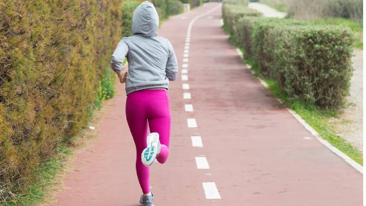 धावल्यानंतर तुमच्याही हाता-पायांना येते का सूज ? होऊ शकतो हा आजार धावल्यानंतर तुमच्याही हाता-पायांना येते का सूज ? होऊ शकतो हा आजार