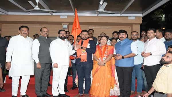 मुंबई महानगरपालिकेतील वडाळा विभागातील माजी नगरसेवक, सार्वजनिक आरोग्य समितीचे माजी अध्यक्ष आणि युवासेनेचे कोषाध्यक्ष अमेय घोले यांनी आपल्या असंख्य कार्यकर्त्यांसह आज शिवसेनेत जाहीर प्रवेश केला.