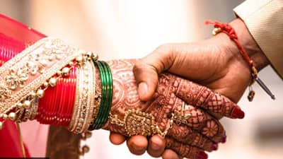 दहा मुलांच्या आईने केले बॅचलर मुलाशी लग्न, लग्नासाठी गावकऱ्यांनी घेतला पुढाकार