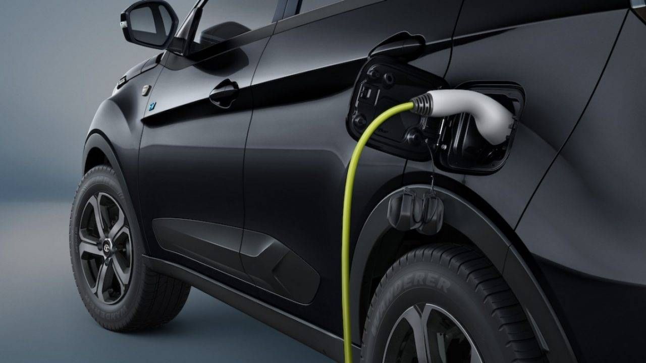 Automobile: टाटाची ही EV एसयूव्ही देणार 453 किमी रेंज, किती आहे किंमत Automobile: टाटाची ही EV एसयूव्ही देणार 453 किमी रेंज, किती आहे किंमत