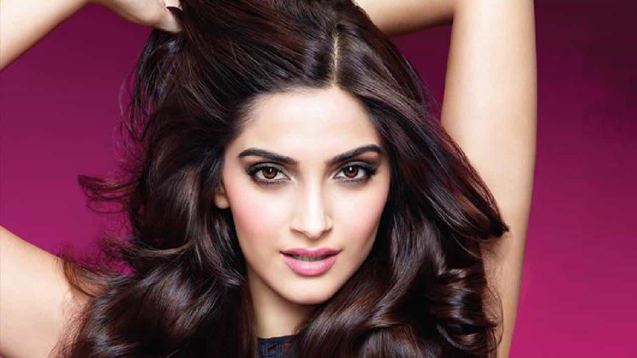 बाॅलिवूड अभिनेत्री सोनम कपूर ही गेल्या काही दिवसांपासून चर्चेत आहे. काही महिन्यांपूर्वीच सोनम कपूर हिने एका गोंडस बाळाला जन्म दिलाय. सोनम कपूर हिने तिच्या मुलाचे नाव वायू ठेवले आहे.