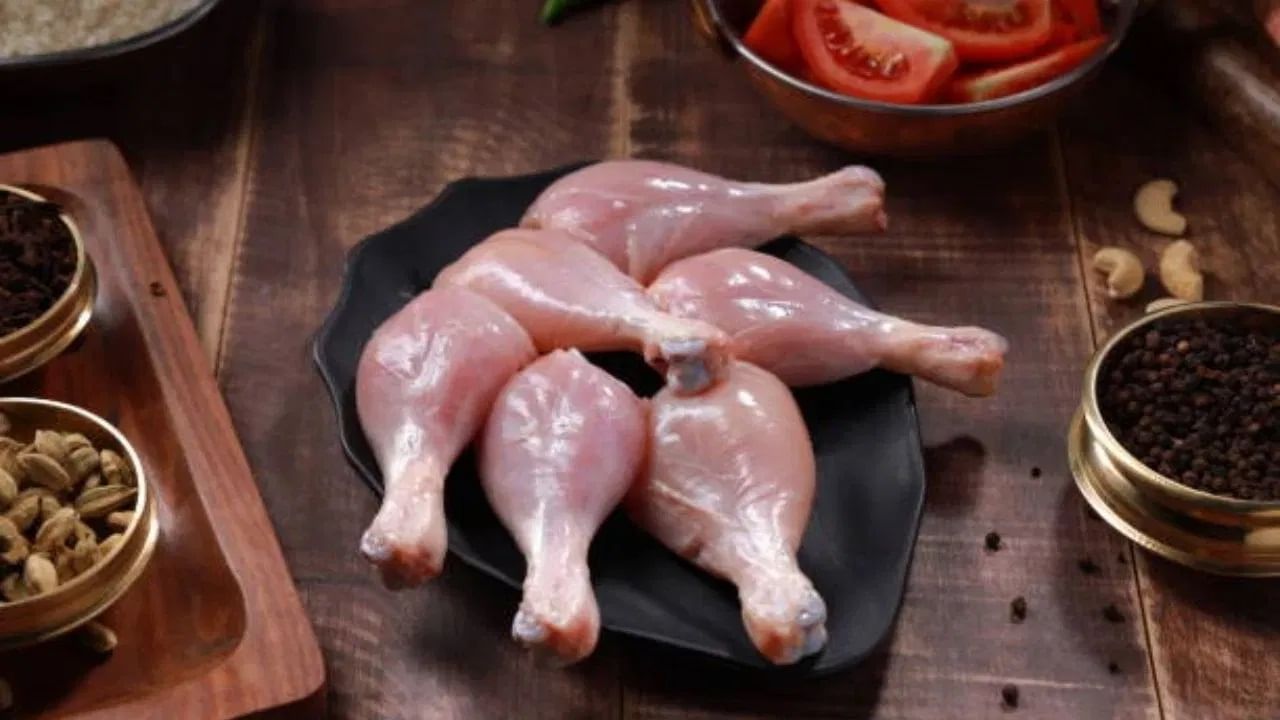 चिकनचा रंग : तुम्ही जेव्हा ताजं चिकन विकत घेता तेव्हा त्याचा रंग गुलाबी आणि मांसाल असतं. पण जेव्हा चिकन खराब होतं तेव्हा त्याचा रंग फिका पडतो. जर एकदमच राखाडी पडलं असेल तर ते गरजेपेक्षा जास्त खराब असल्याचं समजून जा. 