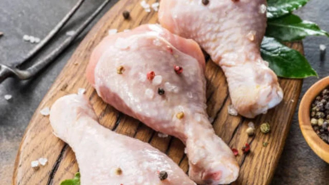 चिकनचा वास : ताज्या चिकनला अतिशय सौम्य वास किंवा येत नाही. पण खराब चिकनला उग्र वास योते. कुजलेल्या अंड्यासारखा किंवा गंधयुक्त वास येत असेल तर समजून जा चिकन खराब आहे. 