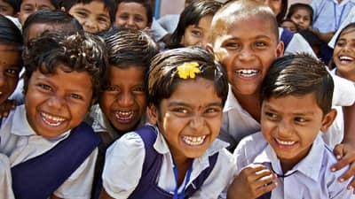 शाळेची घंटा वाजली, विद्यार्थी आलेत, पण शिक्षक आहेत कुठे?