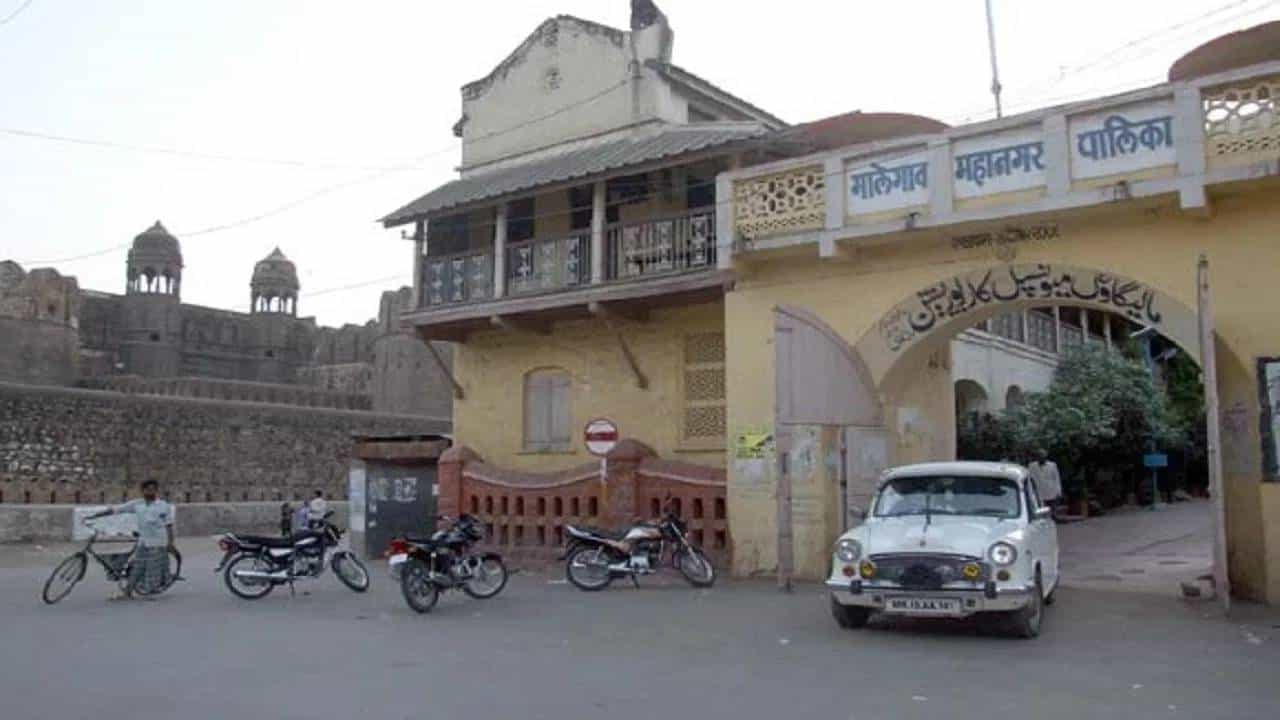 मराठी पाट्या लावण्यावरून मालेगावात मनसे आक्रमक मराठी पाट्या लावण्यावरून मालेगावात मनसे आक्रमक