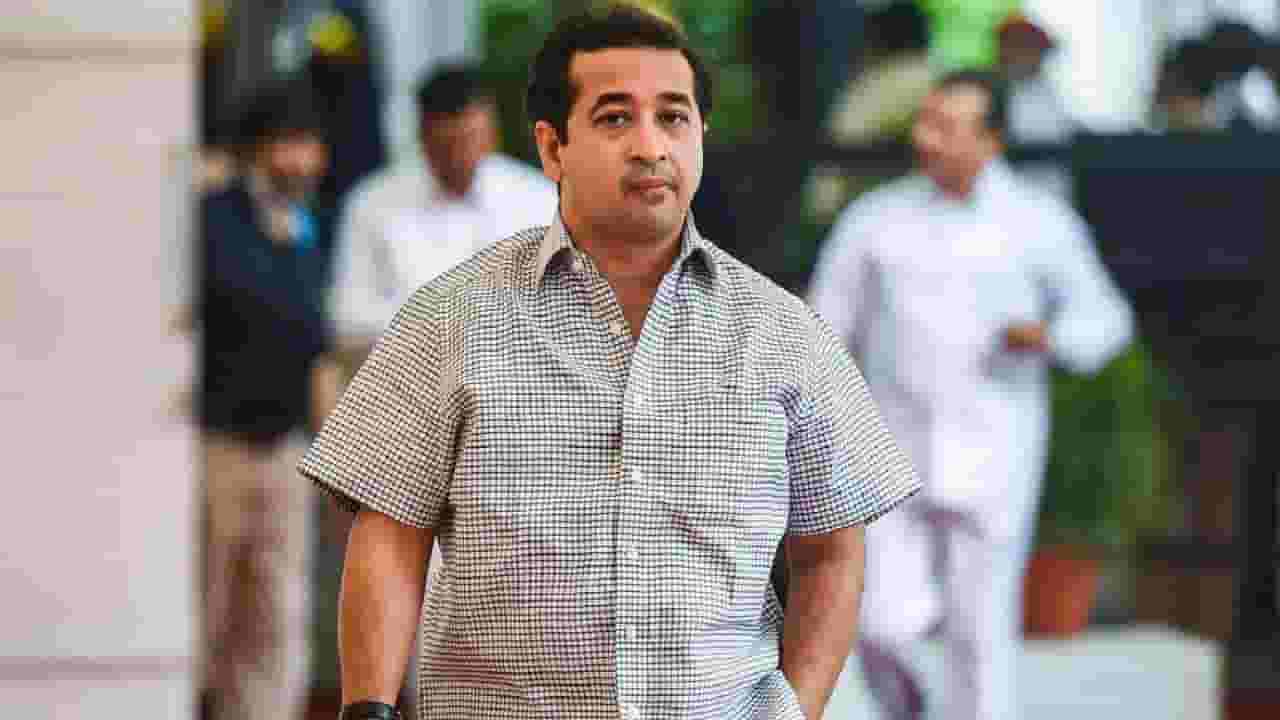 तुम्हाला डोक्याचा भाग आहे का? तुम्हाला पिसाळलेला कुत्रा चावलाय का?; नितेश राणेंवर कुणाचा निशाणा तुम्हाला डोक्याचा भाग आहे का? तुम्हाला पिसाळलेला कुत्रा चावलाय का?; नितेश राणेंवर कुणाचा निशाणा