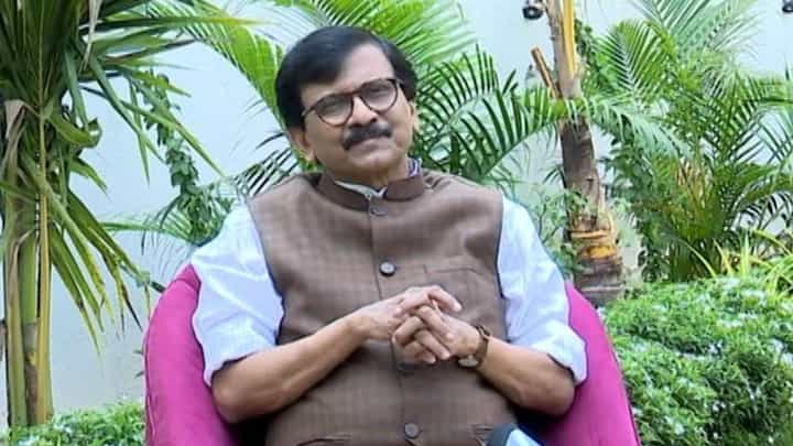 संजय राऊत काय सगळ्या जगाचे तारणहार नाहीत!; शिवसेनेच्या 'या' नेत्याचा टोला संजय राऊत काय सगळ्या जगाचे तारणहार नाहीत!; शिवसेनेच्या 'या' नेत्याचा टोला