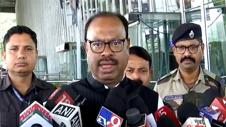 मोठ्या नेत्यांचे पक्षप्रवेश आश्चर्यचकित करणारे असतील, मात्र सध्या आपल्यासमोर... बावनकुळे यांना काय सांगायचय? मोठ्या नेत्यांचे पक्षप्रवेश आश्चर्यचकित करणारे असतील, मात्र सध्या आपल्यासमोर... बावनकुळे यांना काय सांगायचय?