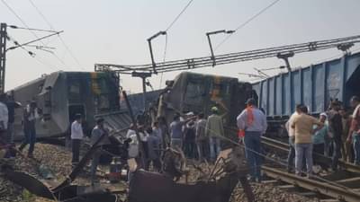 Madhya Pradesh Train Accident : उभ्या असलेल्या मालगाडीला दुसरी मालगाडी धडकली; इंजिनला आग, लोको पायलटचा मृत्यू