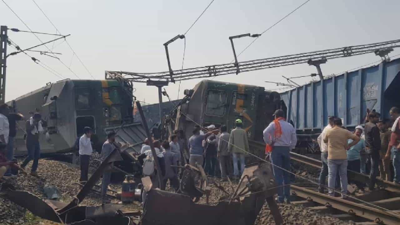 Madhya Pradesh Train Accident : उभ्या असलेल्या मालगाडीला दुसरी मालगाडी धडकली; इंजिनला आग, लोको पायलटचा मृत्यू
