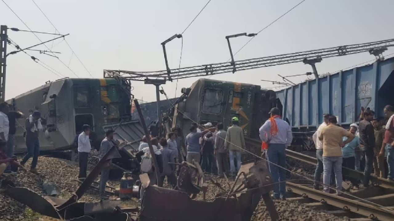 Madhya Pradesh Train Accident : उभ्या असलेल्या मालगाडीला दुसरी मालगाडी धडकली; इंजिनला आग, लोको पायलटचा मृत्यू