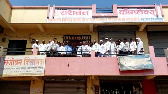 बँक अडचणीत असताना मॅनेजरसाठी गावकरी एकवटले, मॅनेजरची बदली रद्द करण्यासाठी पाहा काय केलं?