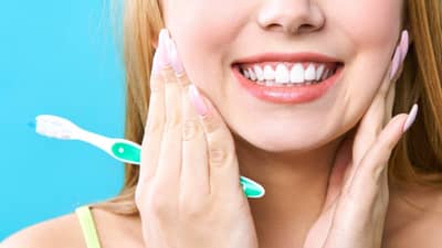 पांढरे दात मिळवण्यासाठी काय करायचं? घरगुती सोपे उपाय