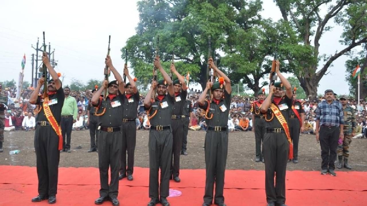 भारतीय सैन्य दलातील पॅरा रेजिमेंटचा कमांडो अमोल गोरे यांना अखेरची मानवंदना देताना भारतीय सैन्य दलातील जवान