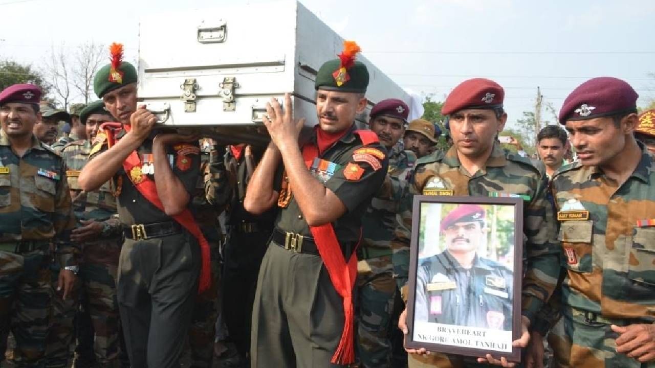 भारत-चीन सीमेवर देशसेवा बजावत असताना वीरमरण आलेले शहीद जवान अमोल गोरे यांच्यावर शासकीय इतमामात अंत्यसंस्कार करण्यात आले.