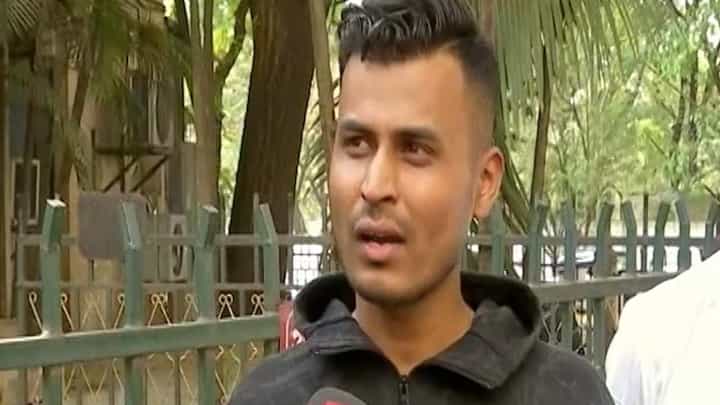 'त्या' गाण्यावर आक्षेप, गायकाकडून माफीनामा; पाहा प्रकरण काय आहे... 'त्या' गाण्यावर आक्षेप, गायकाकडून माफीनामा; पाहा प्रकरण काय आहे...
