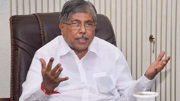 मुख्यमंत्री, उपमुख्यमंत्र्याचे आभार; मिळकतकराची सवलत कायम ठेवल्यानंतर चंद्रकांत पाटलांकडून आभार मुख्यमंत्री, उपमुख्यमंत्र्याचे आभार; मिळकतकराची सवलत कायम ठेवल्यानंतर चंद्रकांत पाटलांकडून आभार