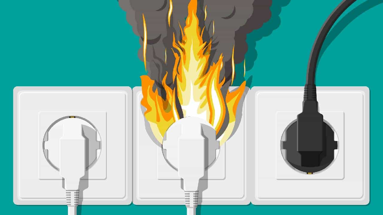 शॉर्ट सर्किट होऊन लागलेल्या आगीत चारही दुकाने खाक