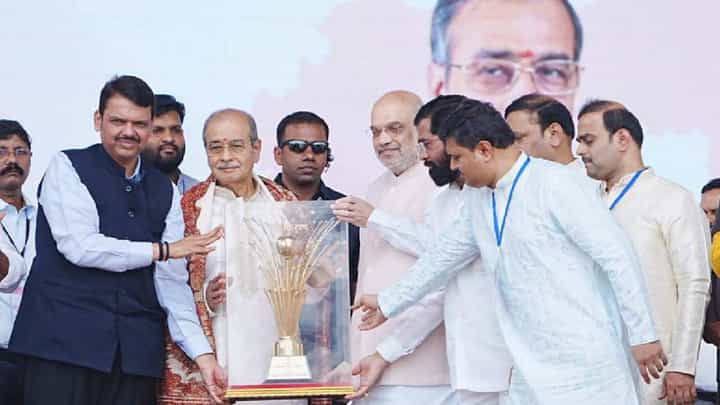 निळू फुले यांना आठवा अन् आप्पासाहेब धर्माधिकारीजी तुम्ही महाराष्ट्र भूषण पुरस्कार परत करा निळू फुले यांना आठवा अन् आप्पासाहेब धर्माधिकारीजी तुम्ही महाराष्ट्र भूषण पुरस्कार परत करा