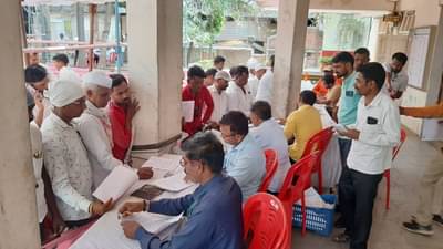 कांदा सानुग्रह अनुदानासाठी किती अर्ज? कांद्याच्या पंढरीतील केंद्रांवर अद्यापही गर्दी; शेतकऱ्यांची मागणी काय?