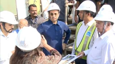 मातोश्रीहून गाडी निघाली, आणि पोहोचली थेट बाळासाहेब ठाकरे यांच्या स्मारकास्थळी, ठाकरे पिता-पुत्रांकडून बांधकामाची पाहणी