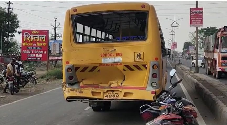 महाविद्यालयीन विद्यार्थिनींना येवल्याला चालली होती बस, भरधाव डंपरने मागून धडक दिली अन्...