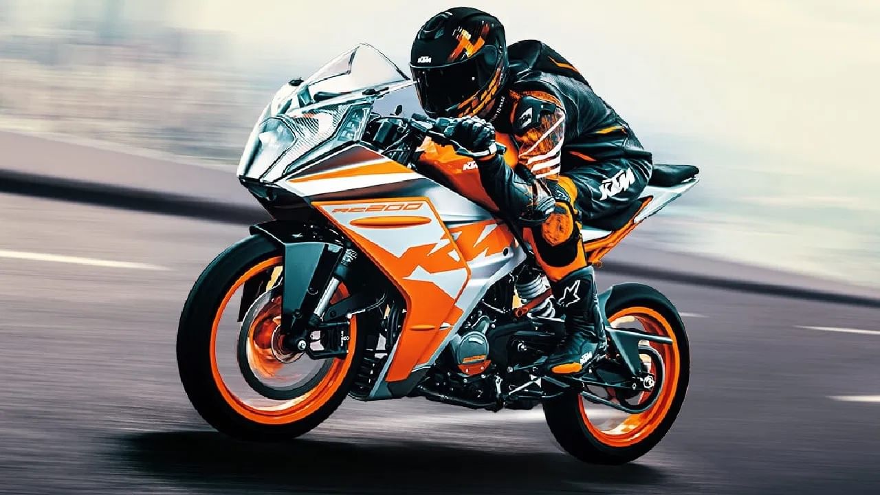 भारतात नवे एमिशन नियम लागू केल्यानंतर कंपन्यांनी आपल्या लाइनअपमध्ये अपडेट केलं आहे. केटीएमनेही आपल्या आरसी 200 नव्या मॉडेलमध्ये बदल करत लाँच केलं आहे. पॉवरफुल बाइक ओबीडी 2 सिस्टमसह अपडेट केली आहे. (Photo: KTM)