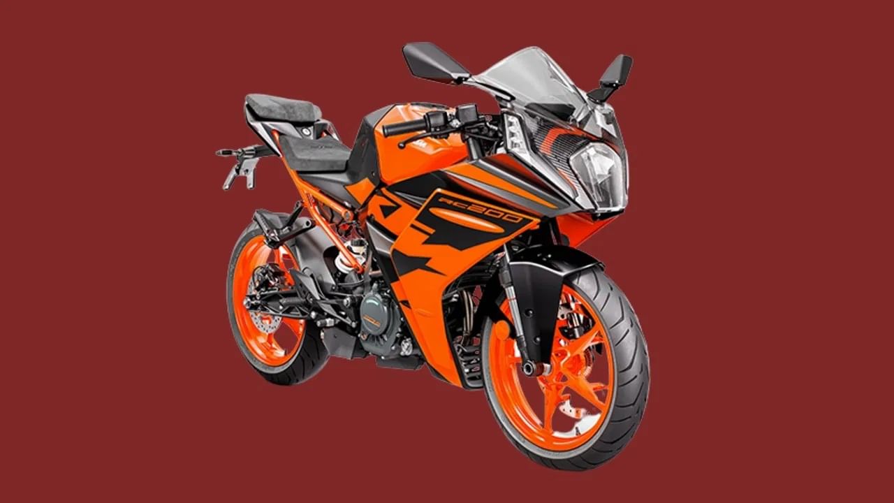 गाडीच्या स्टाईलमध्ये कोणताही बदल केलेला नाही. मोठे हेडलॅम्पसह अग्रेसिव्ह फ्रंट आहे तसाच आहे. एयरोडायनामिक लूक देण्यासाठी छोडी विंडस्क्रीन आहे. बाइक मॅटेलिक सिल्व्हर आणि डार्क गालवानो रंगात येते. (Photo: KTM)
