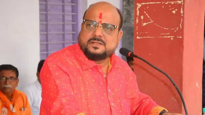 राजीनाम्याच्या चर्चेवर गुलाबराव पाटील भडकले अन् पत्रकारांनाच केला 'हा' सवाल राजीनाम्याच्या चर्चेवर गुलाबराव पाटील भडकले अन् पत्रकारांनाच केला 'हा' सवाल