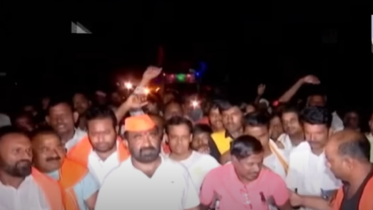 पाणीबाणी अन् आंदोलन, काय आहे अकोल्यातील ६९ गावांचा पाणीप्रश्न, बघा स्पेशल रिपोर्ट पाणीबाणी अन् आंदोलन, काय आहे अकोल्यातील ६९ गावांचा पाणीप्रश्न, बघा स्पेशल रिपोर्ट