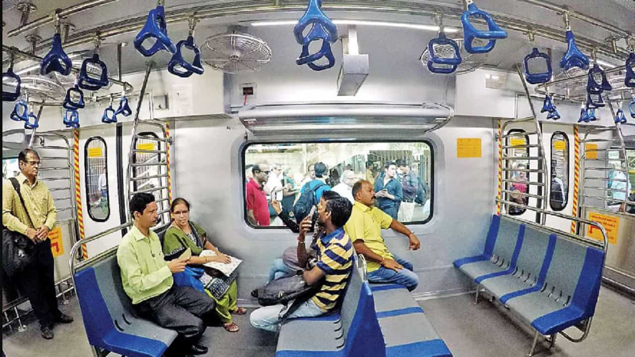 अन् एसी लोकलचे प्रवाशी घामाघूम, पश्चिम रेल्वे मार्गावरील वेळापत्रक कोलमडलं, पण का?