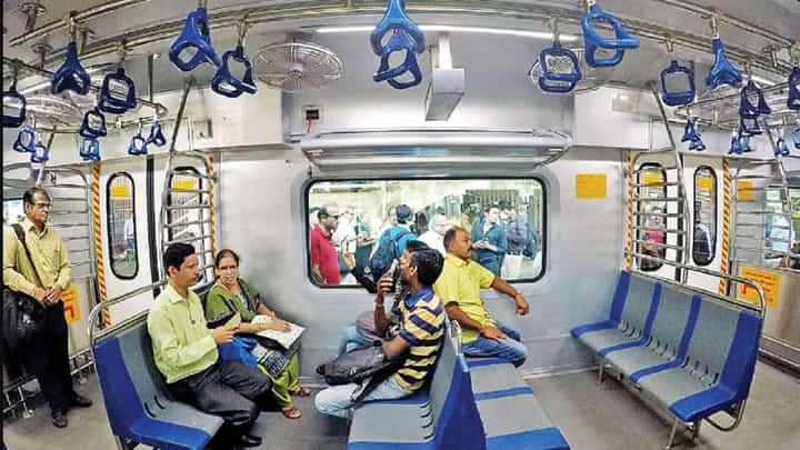 अन् एसी लोकलचे प्रवाशी घामाघूम, पश्चिम रेल्वे मार्गावरील वेळापत्रक कोलमडलं, पण का? अन् एसी लोकलचे प्रवाशी घामाघूम, पश्चिम रेल्वे मार्गावरील वेळापत्रक कोलमडलं, पण का?