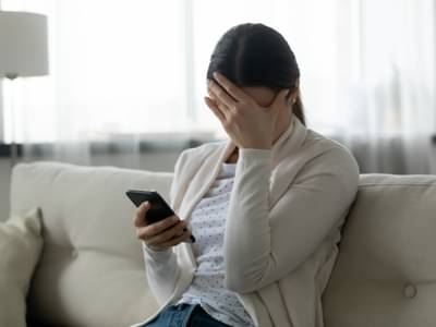 Dating app च्या माध्यमातून आधी आईला प्रेमाच्या जाळ्यात ओढले आणि मग तिच्याच मुलीवर...