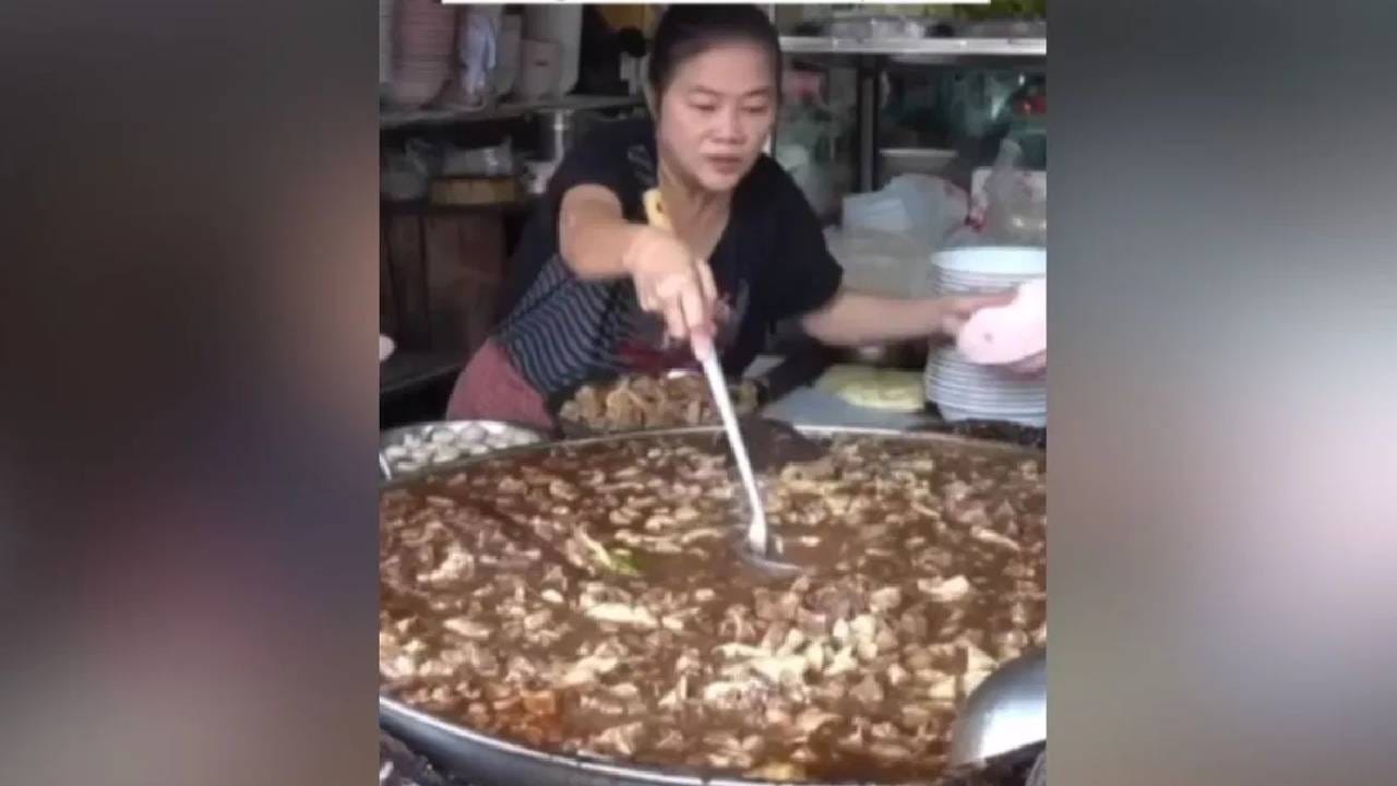 50 वर्षांपूर्वीचं सूप प्यायचंय का ? मग या रेस्टॉरंटमध्ये नक्की जा... व्हिडीओ होतोय व्हायरल 50 वर्षांपूर्वीचं सूप प्यायचंय का ? मग या रेस्टॉरंटमध्ये नक्की जा... व्हिडीओ होतोय व्हायरल