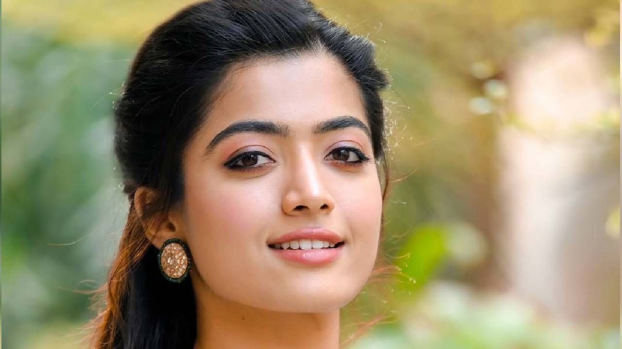 रश्मिका मंदाना हिने एक मोठा खुलासा केला आहे. रश्मिका मंदाना म्हणाली की, मी लहानपणी ज्यावेळी काही समस्या असायची त्यावेळी रडत रडत माझ्या आईकडे जात होते. त्यावेळी माझी आई दरवेळी मला समजून सांगत असत.