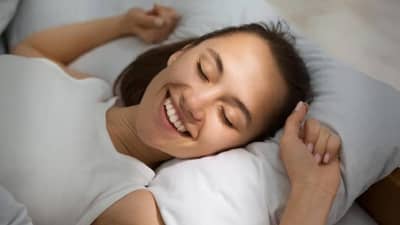 अजबच आहे... या तरूणीला जडलाय विचित्र आजार; जराही हसली की लगेच झोपते... काय आहे प्रकरण ?