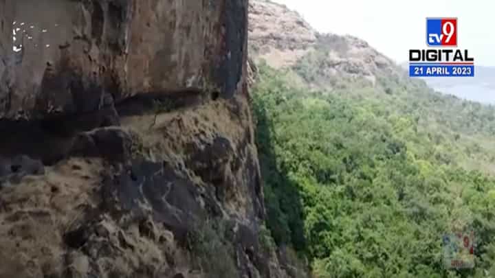 सह्याद्री पर्वत रांगेतील पांडवकालीन कांब्रे लेणीची धडकी भरवणारी दृश्य ड्रोनमध्ये कैद, बघा व्हिडीओ सह्याद्री पर्वत रांगेतील पांडवकालीन कांब्रे लेणीची धडकी भरवणारी दृश्य ड्रोनमध्ये कैद, बघा व्हिडीओ