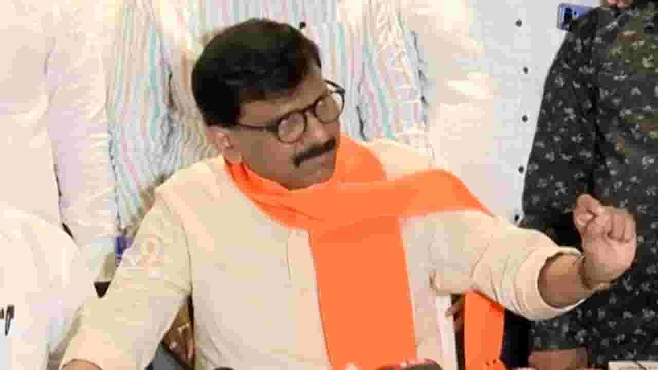 'जळगावात ५० खोक्यांनी विकली गेलेली गुलाबो गँग', संजय राऊतांनी कुणावर साधला निशाणा 'जळगावात ५० खोक्यांनी विकली गेलेली गुलाबो गँग', संजय राऊतांनी कुणावर साधला निशाणा