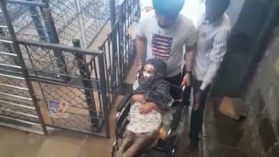 पंजाबमधील महिला व्हिलचेअरवर खिळलेली, विठ्ठल दर्शनाची आस स्वस्थ बसू देईना मग...