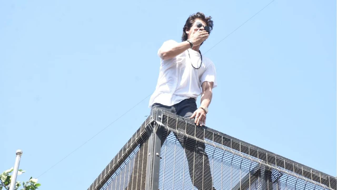 Shah Rukh Khan | शाहरुख खान याने चाहत्यांना दिले ईदनिमित्त मोठे गिफ्ट, मन्नत बाहेर येत थेट... Shah Rukh Khan | शाहरुख खान याने चाहत्यांना दिले ईदनिमित्त मोठे गिफ्ट, मन्नत बाहेर येत थेट...