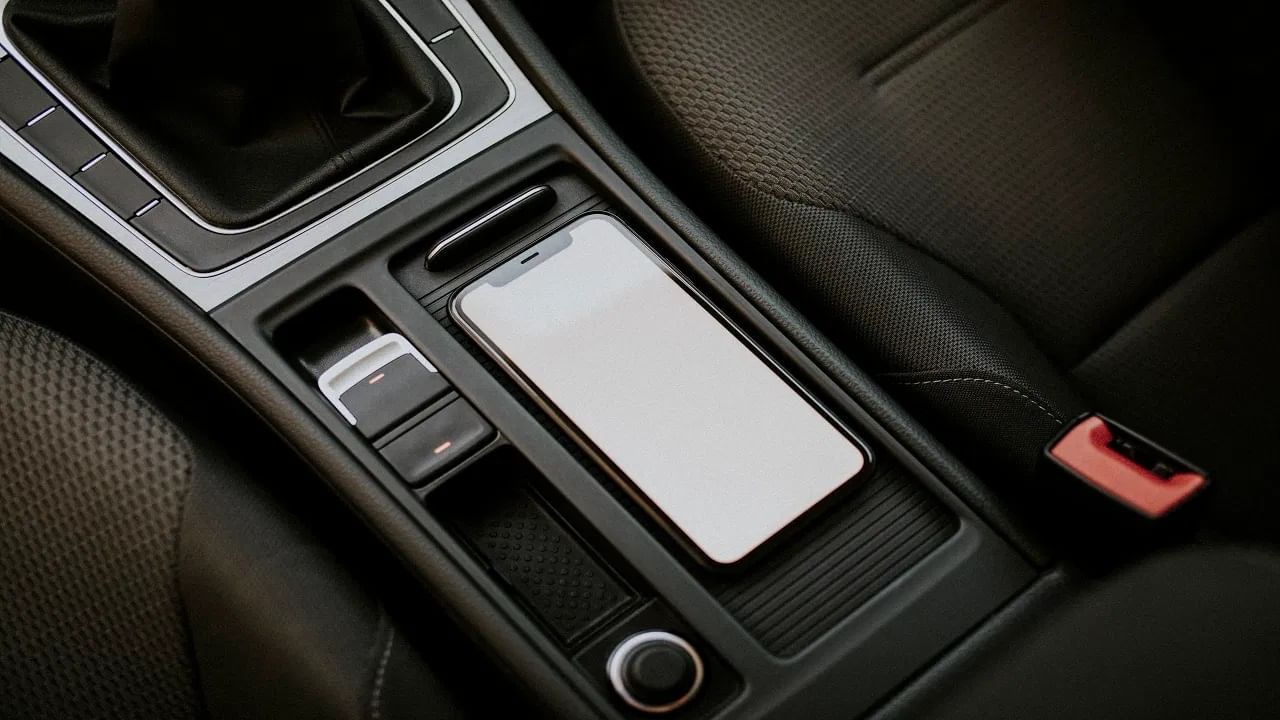 Don't accidentally leave your phone inside while parking the car on hot summer days.  Because this is likely to overheat the smartphone.  According to the Apple company, keeping the iPhone at temperatures above 35 degrees Celsius can damage the battery.