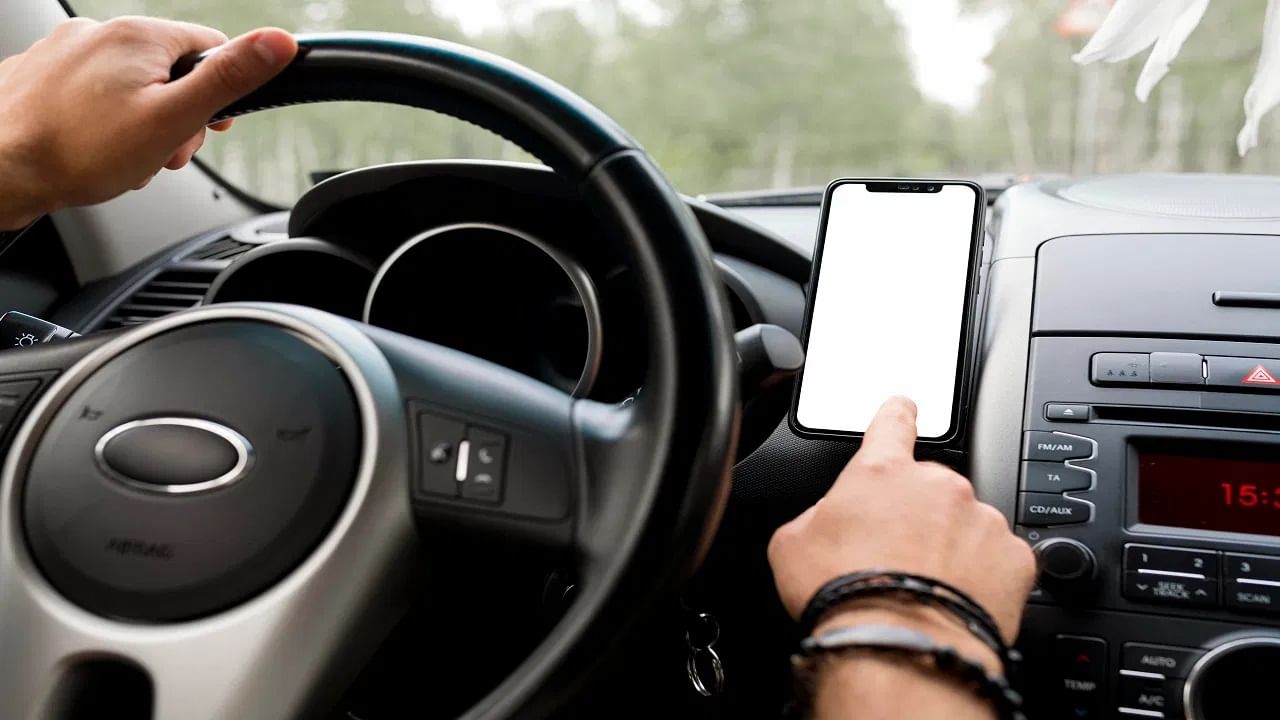 Do not place the phone on the dashboard while driving.  Because you don't pay attention to your phone while driving.  Therefore, the extremely hot rays falling from the front glass fall directly on the mobile phone.  This can cause the phone to heat up.